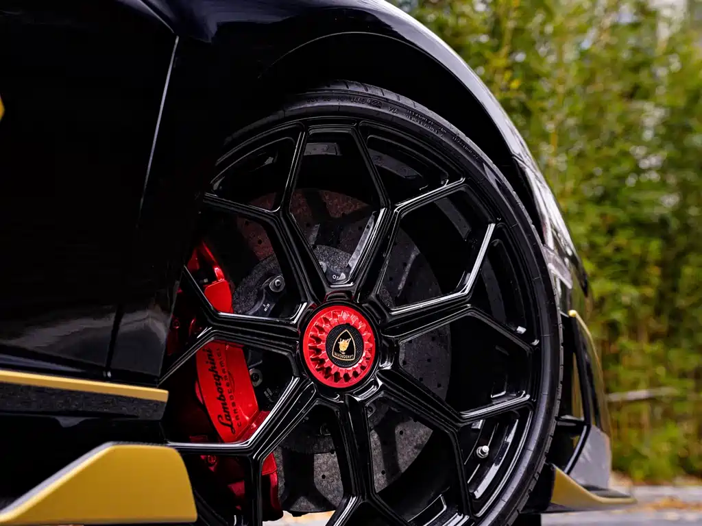 LAMBORGHINI AVENTADOR