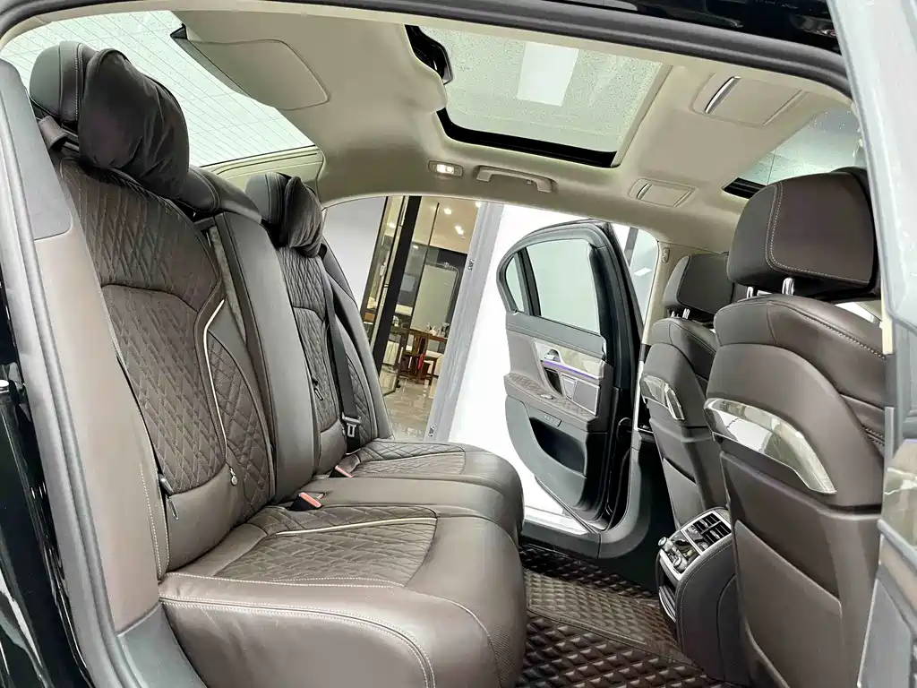 BMW 7 Series — миниатюра 7