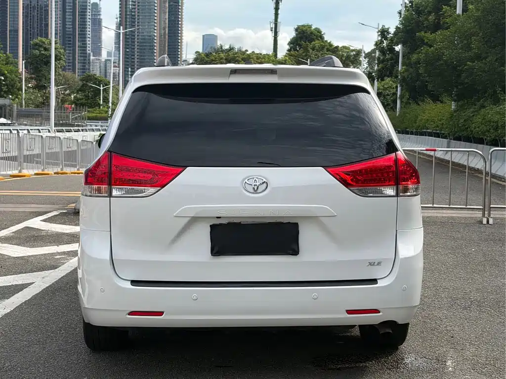 Toyota Sienna — миниатюра 20