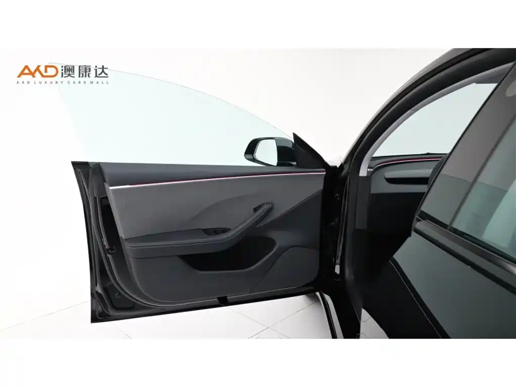 Tesla Model 3 — миниатюра 10
