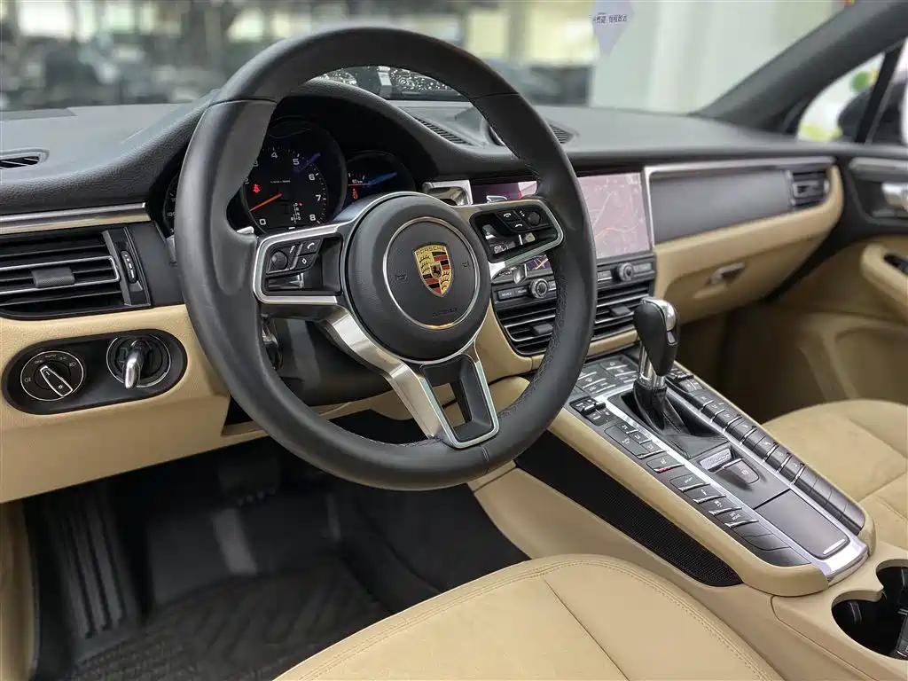 PORSCHE MACAN
