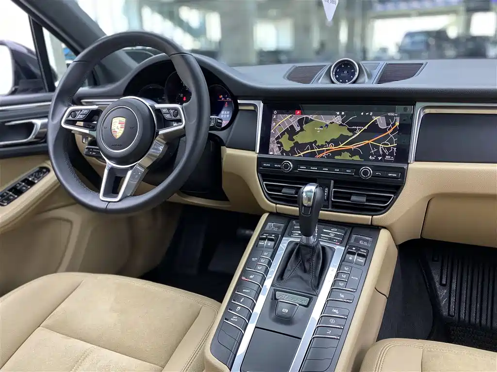 PORSCHE MACAN