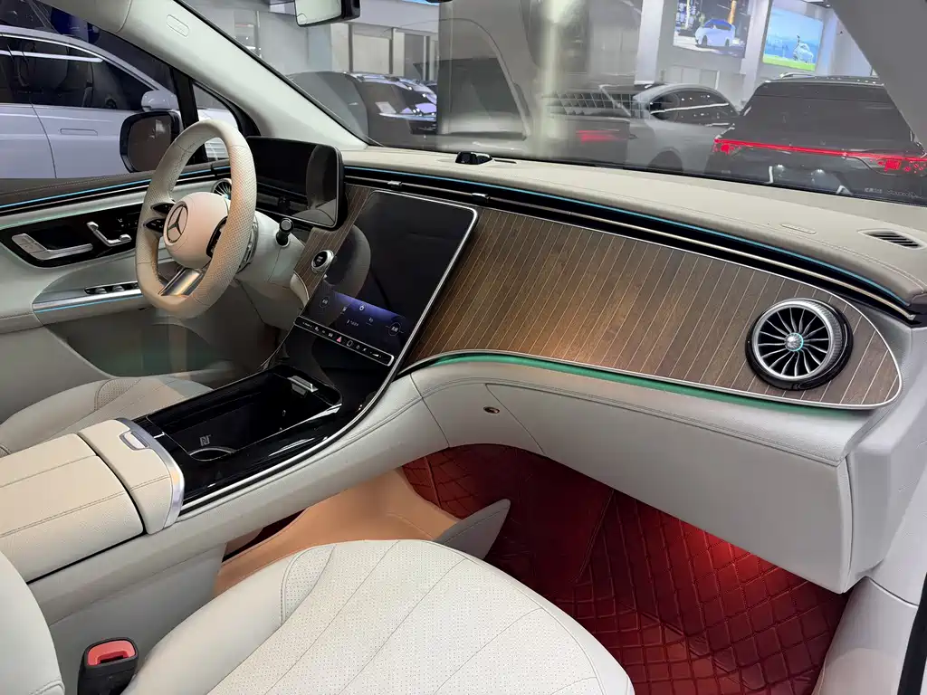 Mercedes-Benz EQE SUV — миниатюра 11