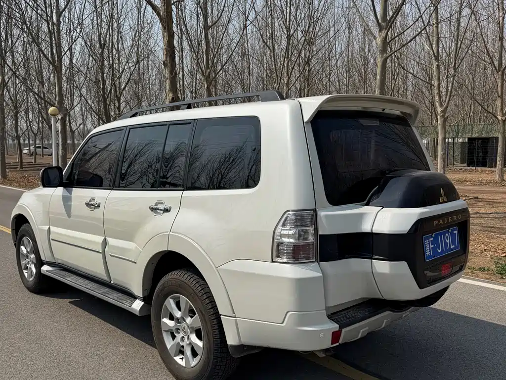 MITSUBISHI PAJERO