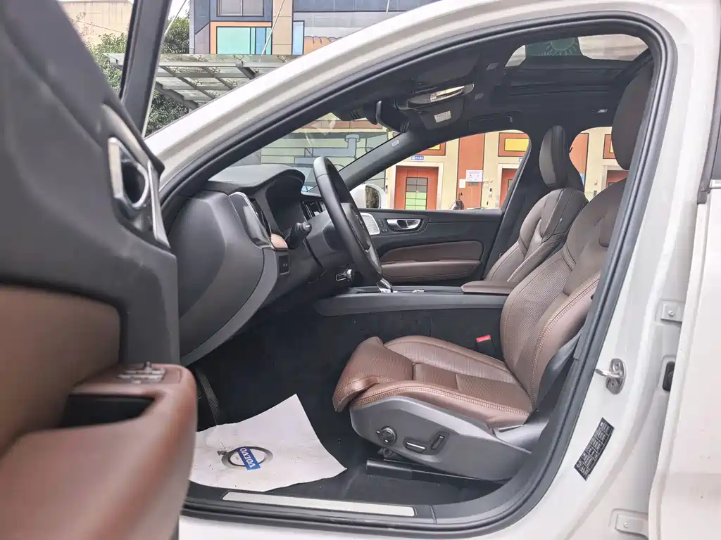 VOLVO XC60 PLUG IN HYBRID