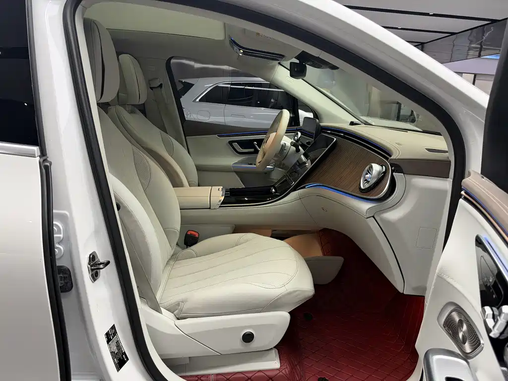 Mercedes-Benz EQE SUV — миниатюра 8
