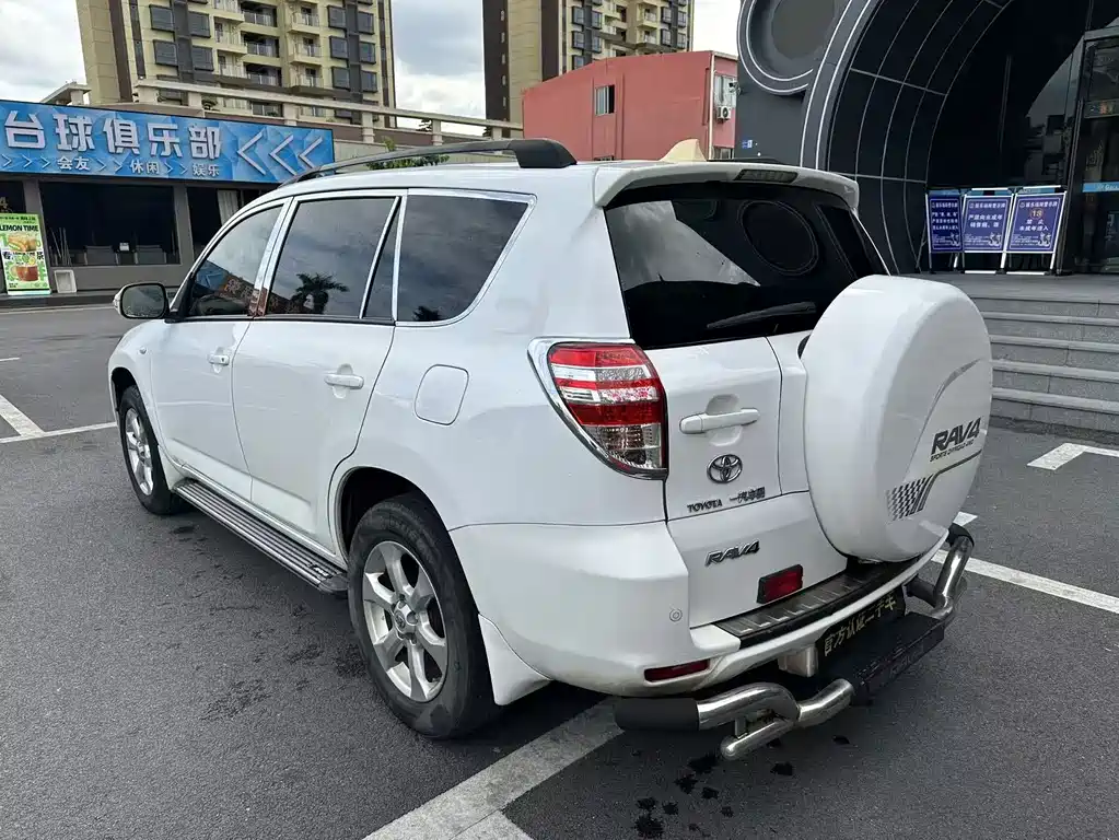 Toyota RAV4 — миниатюра 5