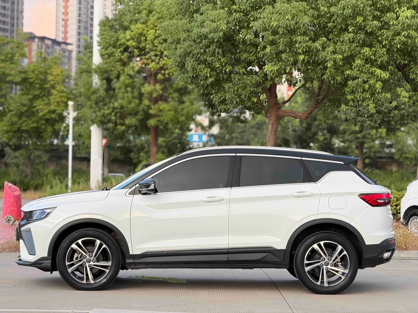 Geely Binyue 1.4 л 2021 г. Белый, пробег 19000 км