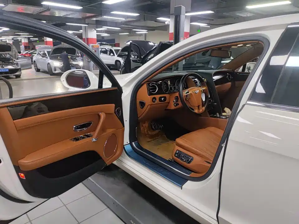 Bentley Flying Spur — миниатюра 6