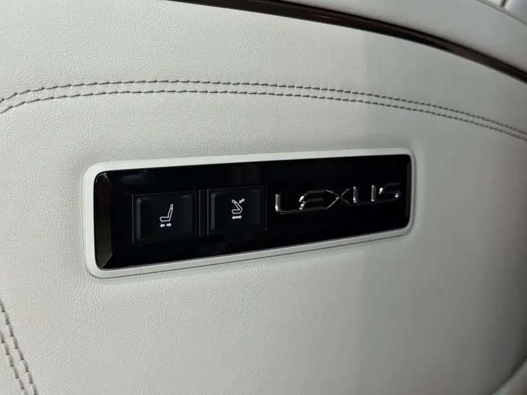Lexus LM — миниатюра 18