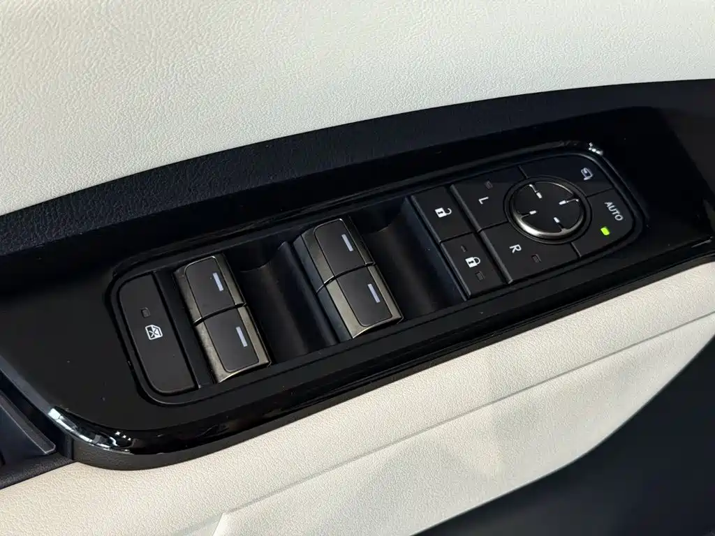Lexus LM — миниатюра 27