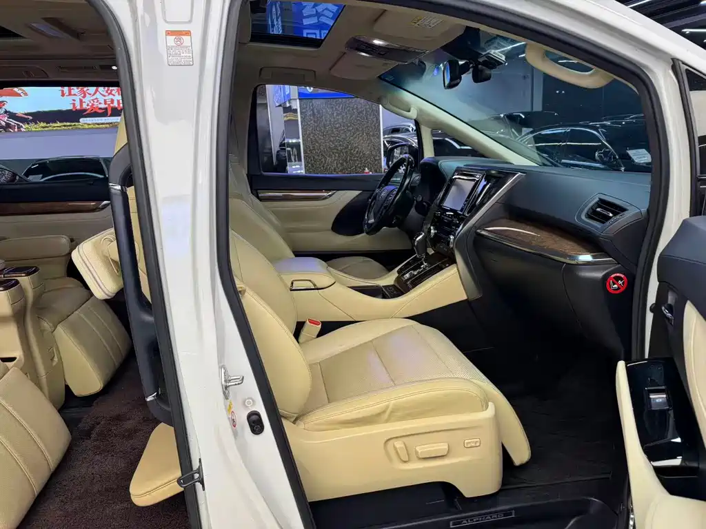 Toyota Alphard — миниатюра 7