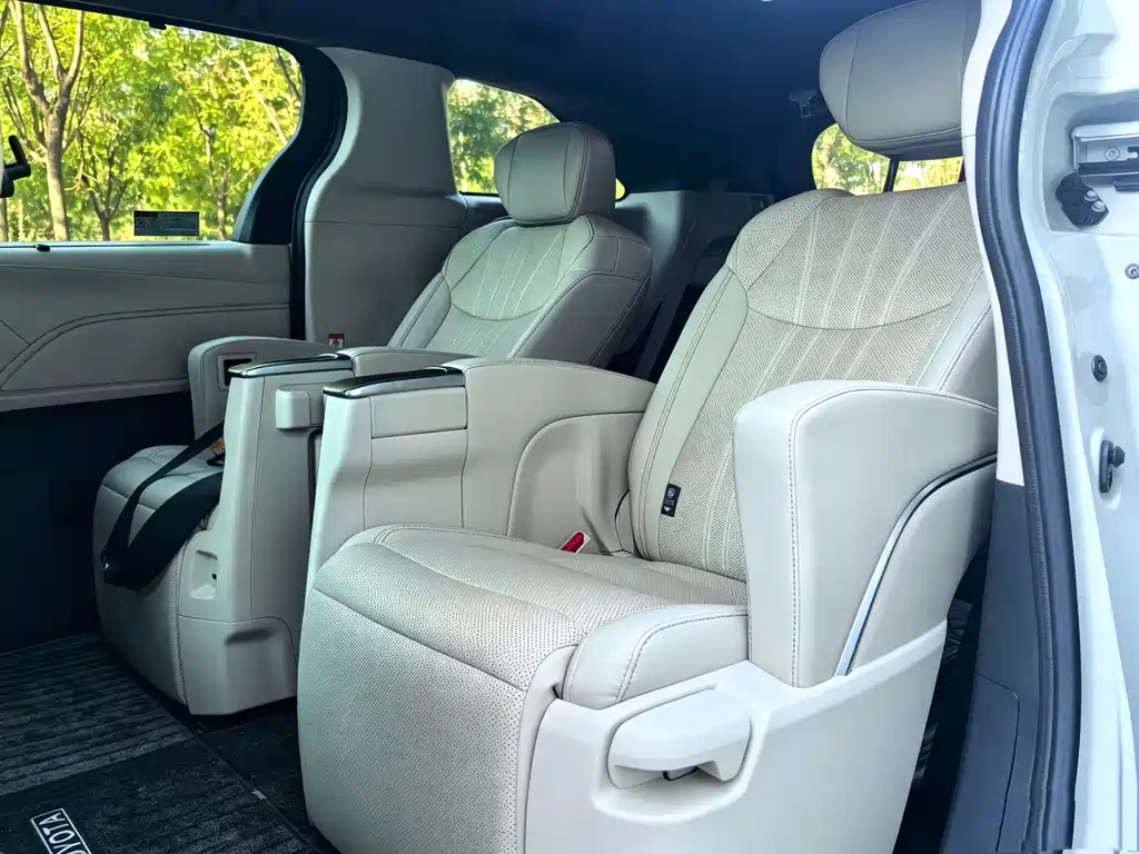 Toyota Granvia — миниатюра 10
