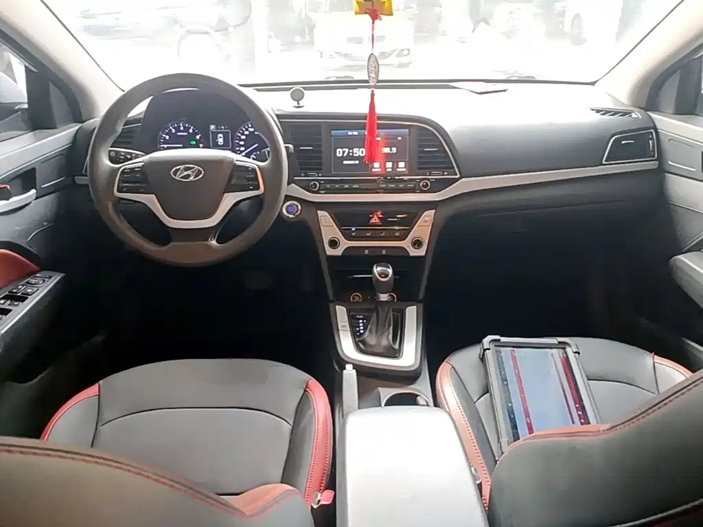 Hyundai Elantra — миниатюра 10