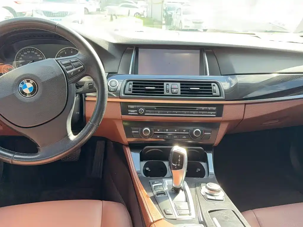 BMW 5 Series — миниатюра 4