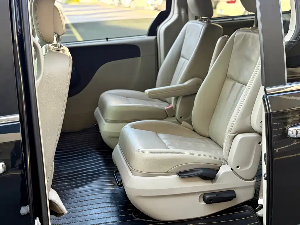 Chrysler Grand Voyager (Import) — миниатюра 11