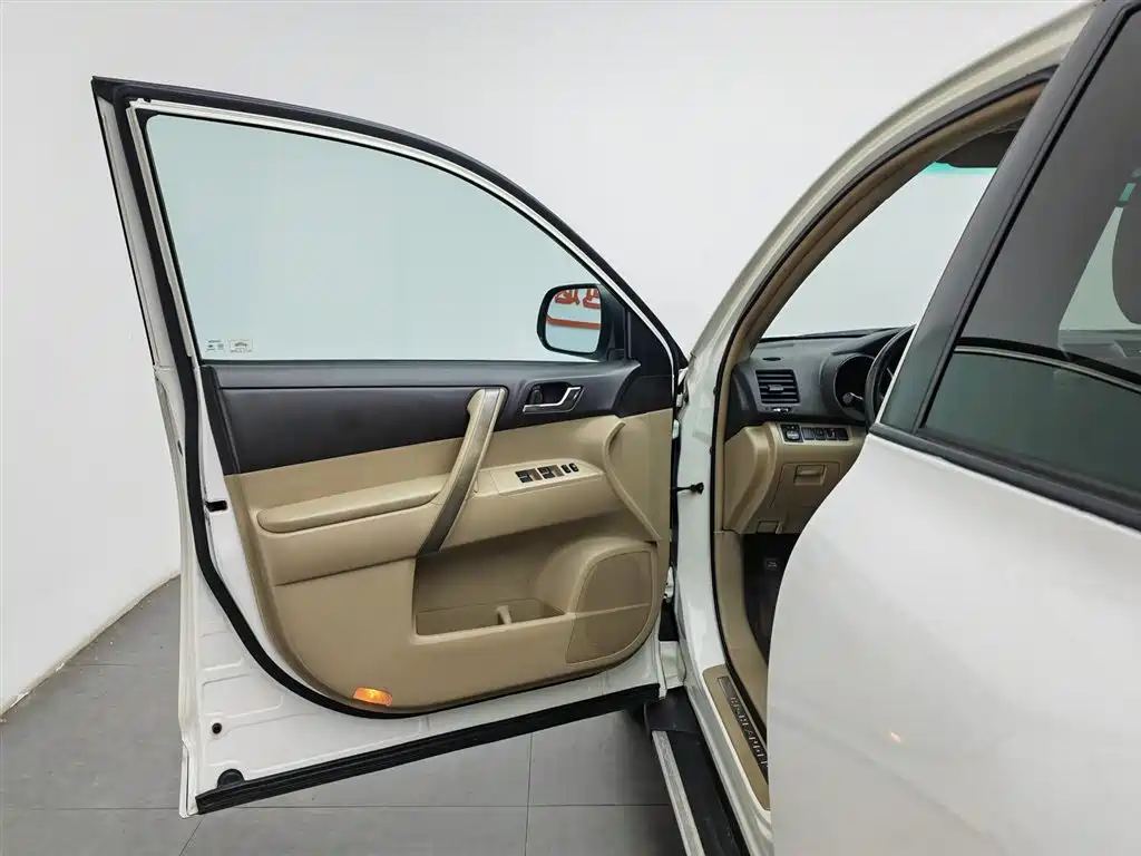 Toyota Highlander 2009 2.7L 5 мест Sport