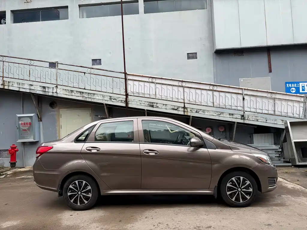 BAIC E-Series — миниатюра 4