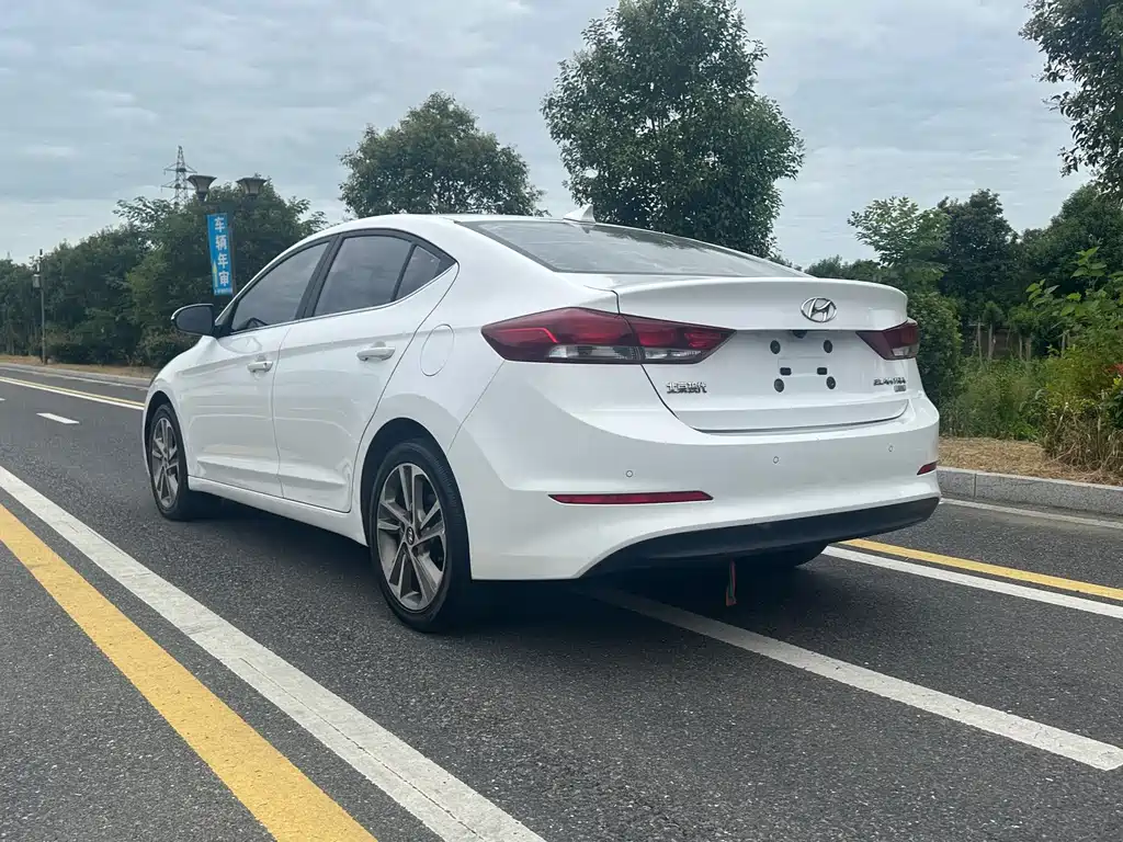 Hyundai Elantra — миниатюра 14