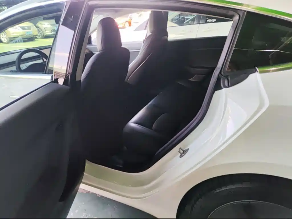 Tesla Model 3 — миниатюра 5