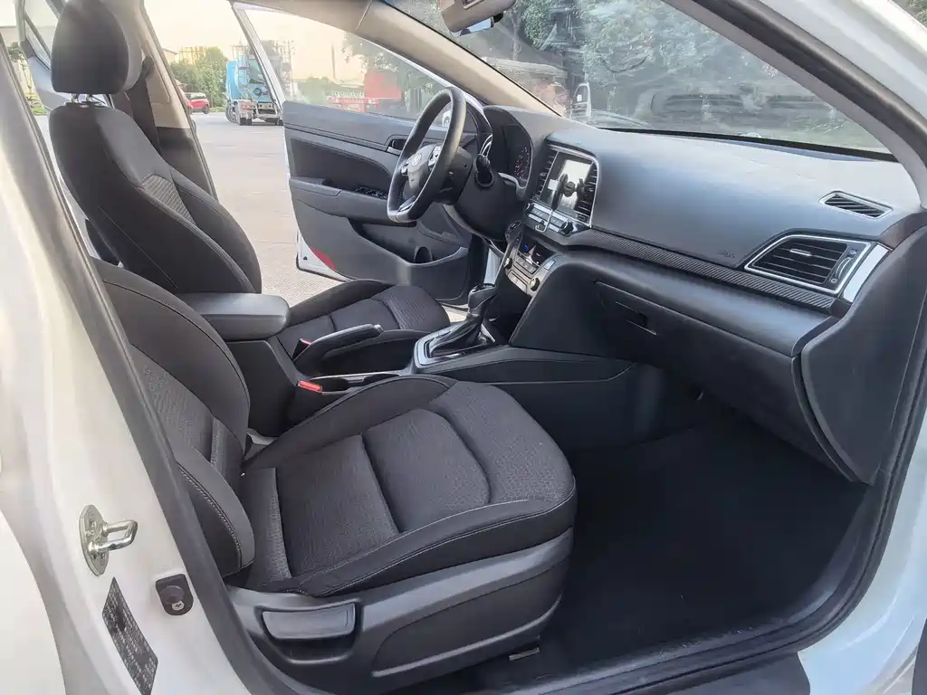 Hyundai Elantra — миниатюра 10