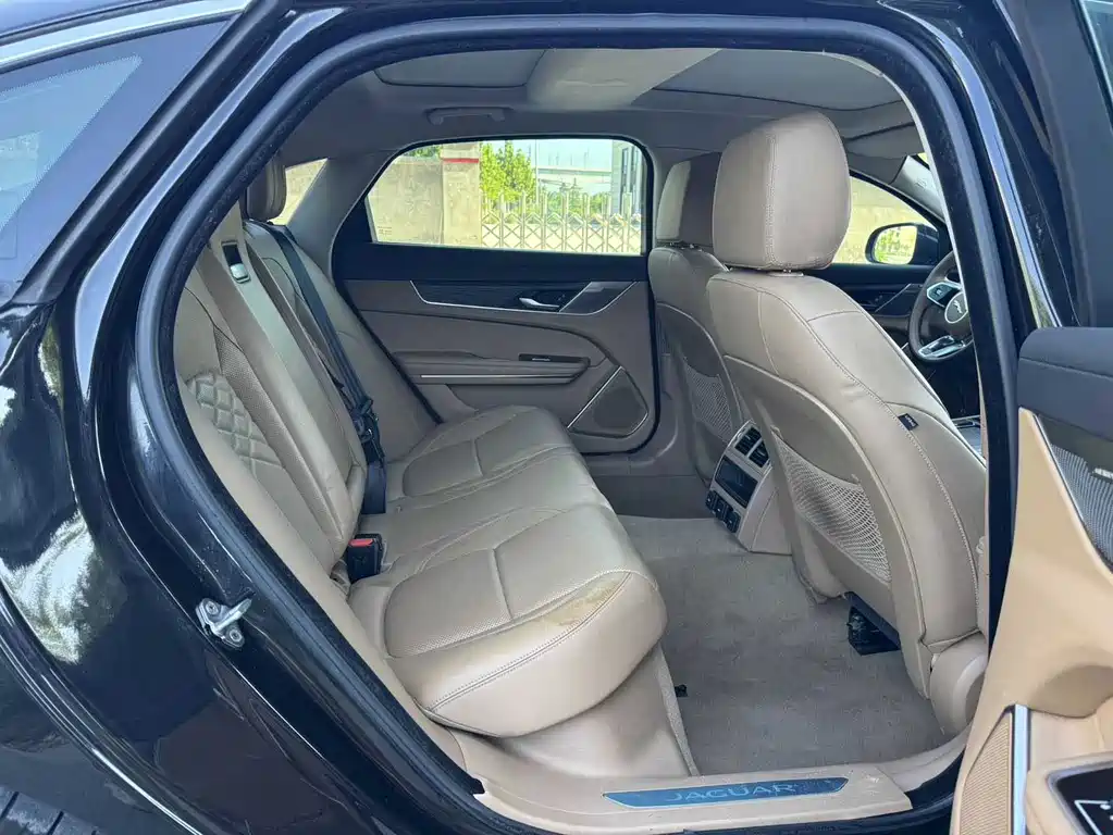 Jaguar XFL — миниатюра 5