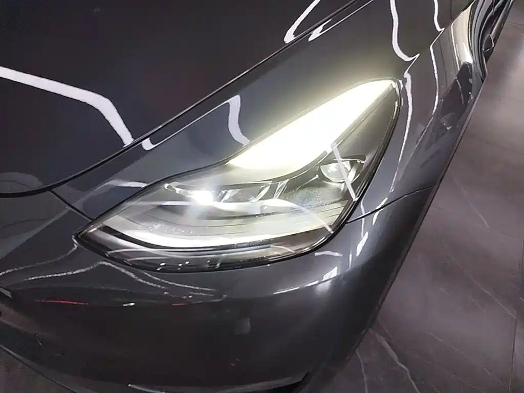 Tesla Model Y — миниатюра 24