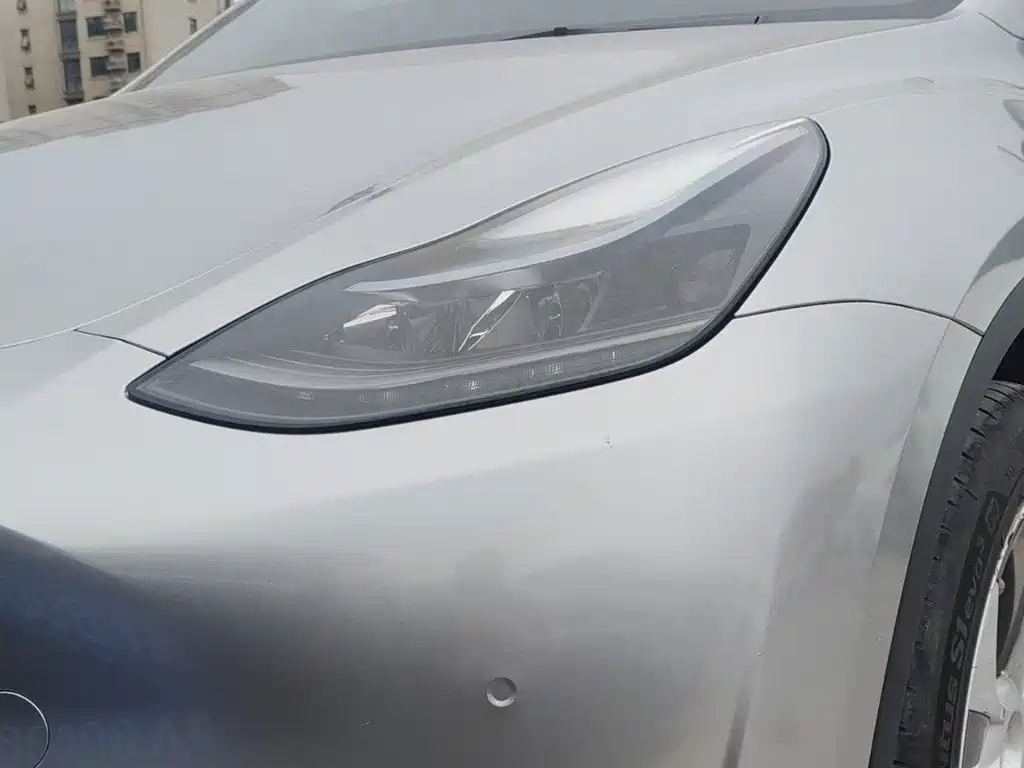 Tesla Model Y — миниатюра 12