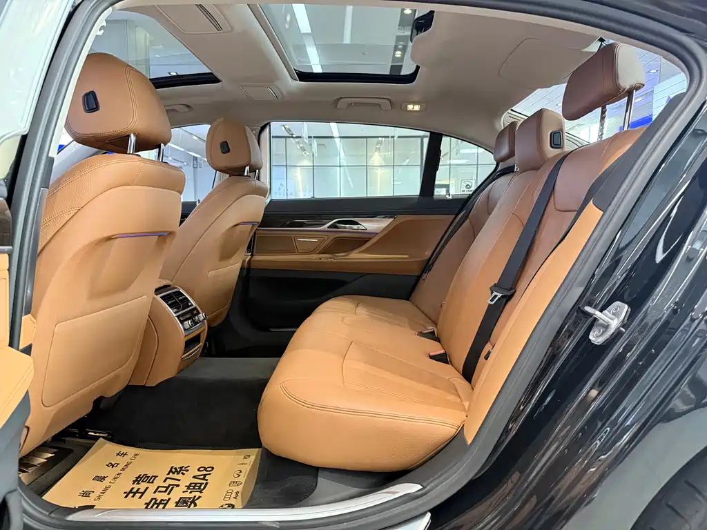 BMW 7 Series — миниатюра 10