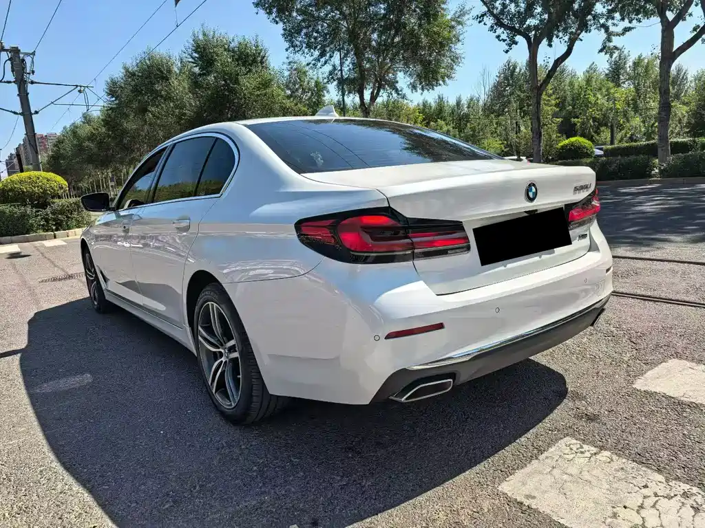 BMW 5 Series — миниатюра 9