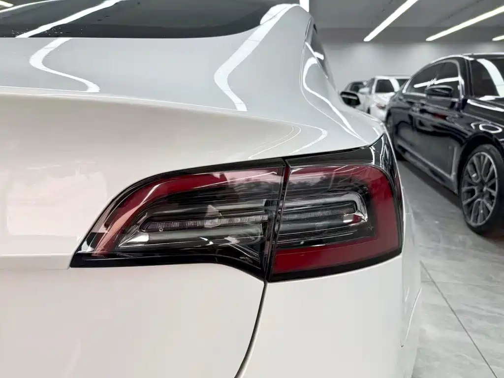 Tesla Model 3 — миниатюра 18