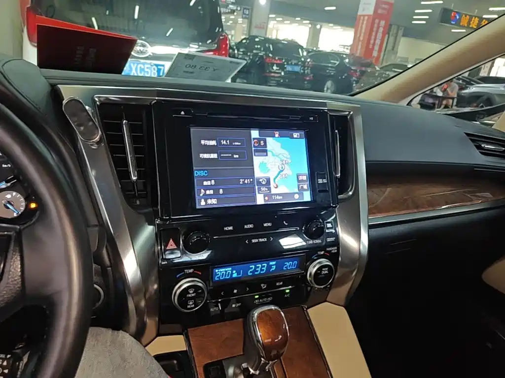 Toyota Alphard — миниатюра 13