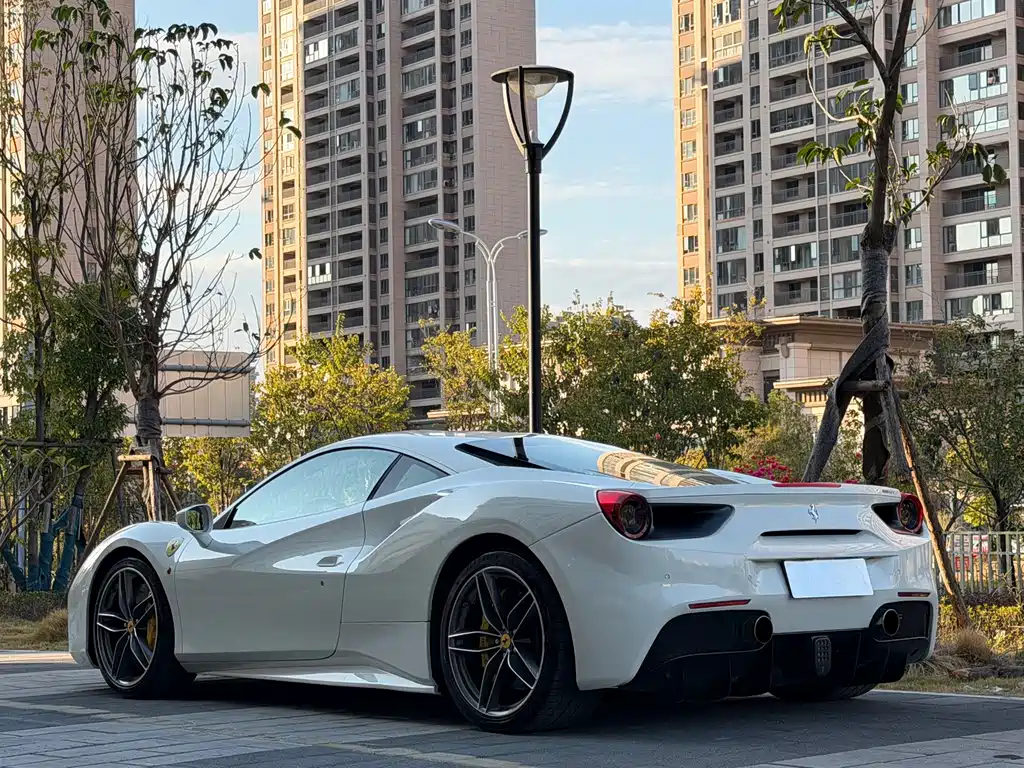 FERRARI 488