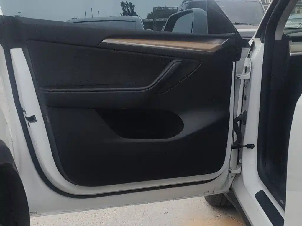 Tesla Model Y — миниатюра 14
