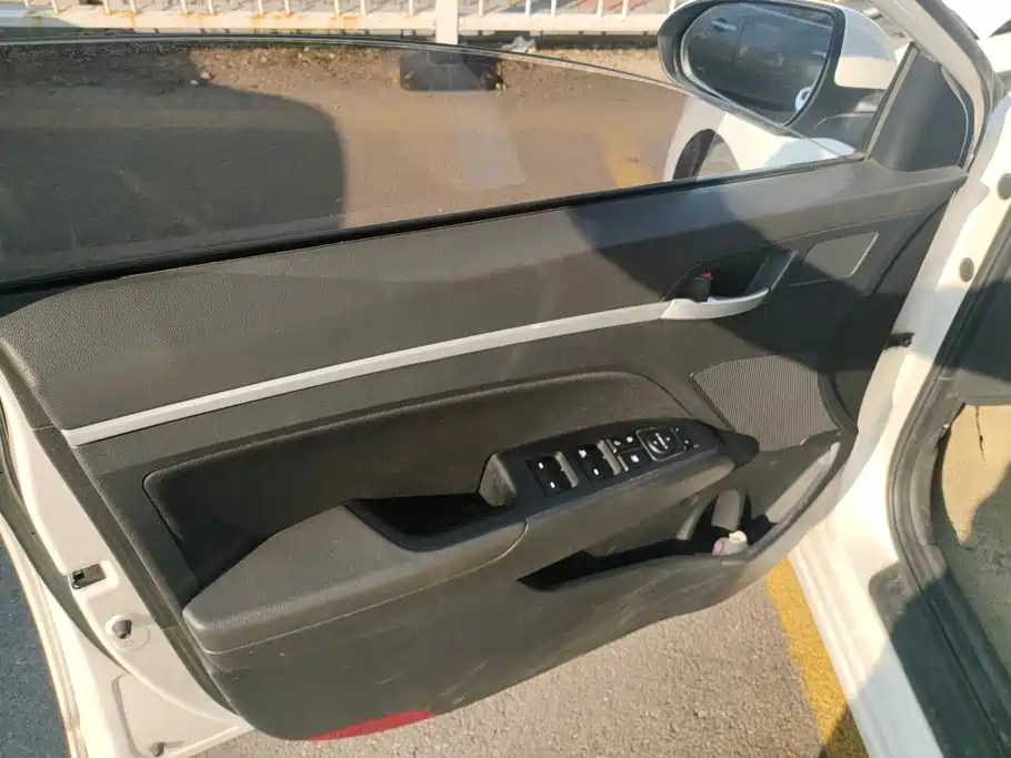 Hyundai Elantra — миниатюра 7