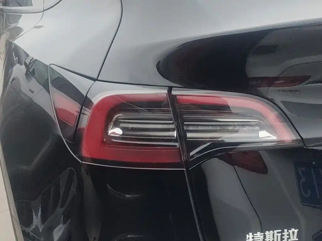 Tesla Model Y — миниатюра 12