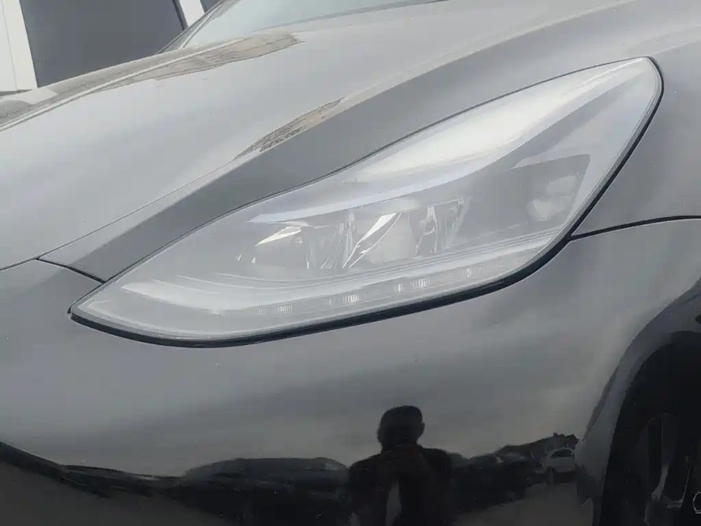 Tesla Model Y — миниатюра 11