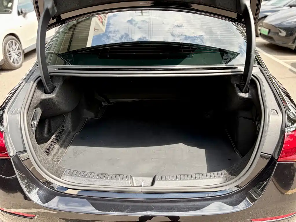 Mercedes-Benz E-Class — миниатюра 10