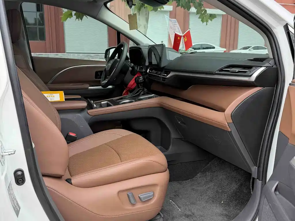 Toyota Sienna — миниатюра 13