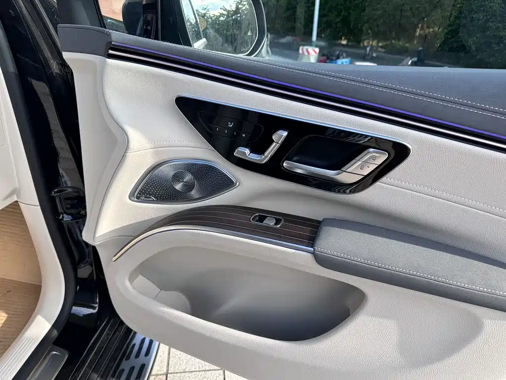 Mercedes-Benz EQS SUV — миниатюра 12