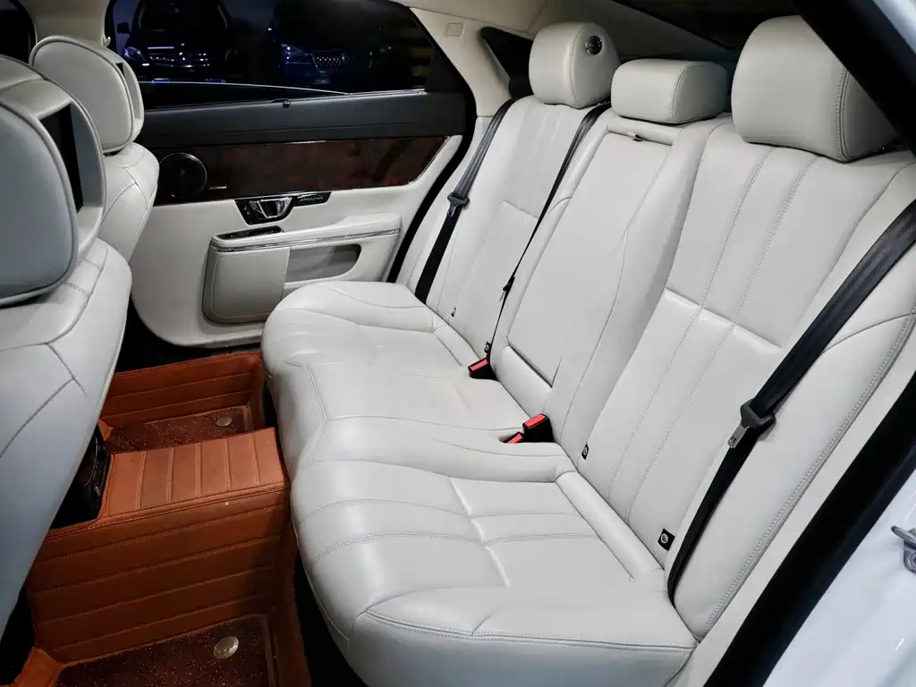 Jaguar XJ — миниатюра 12