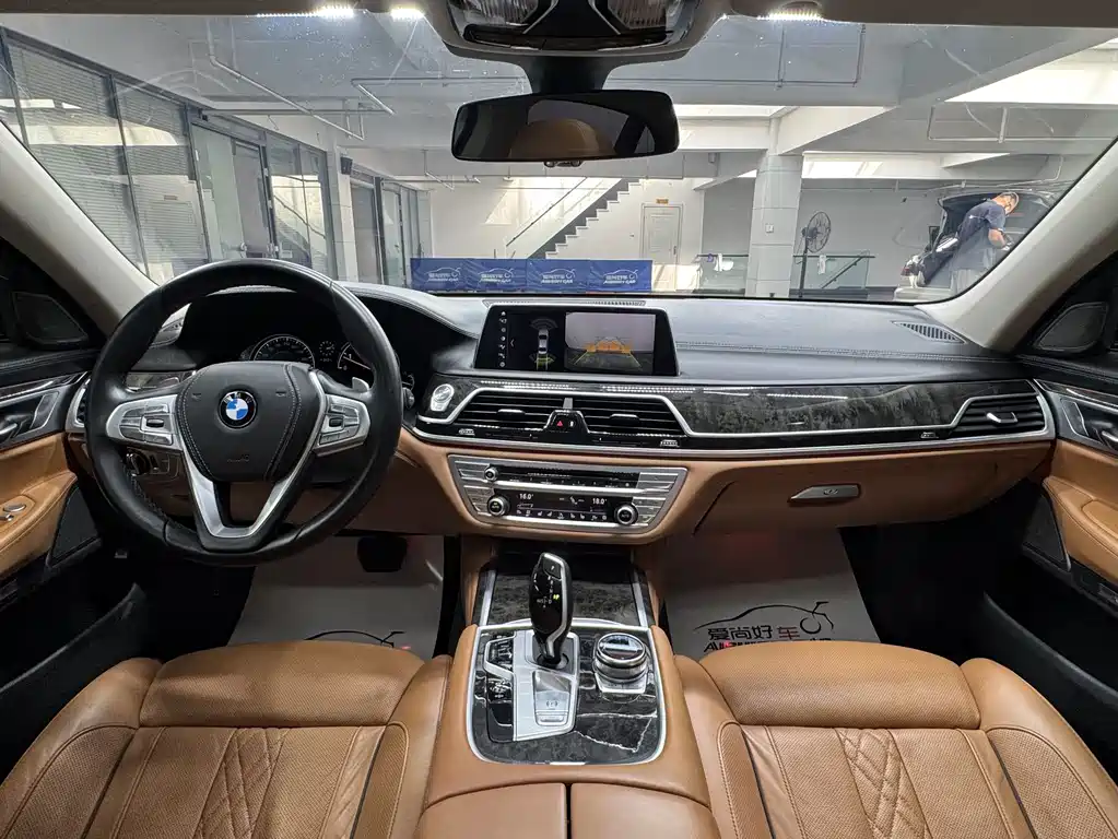 BMW 7 Series — миниатюра 9