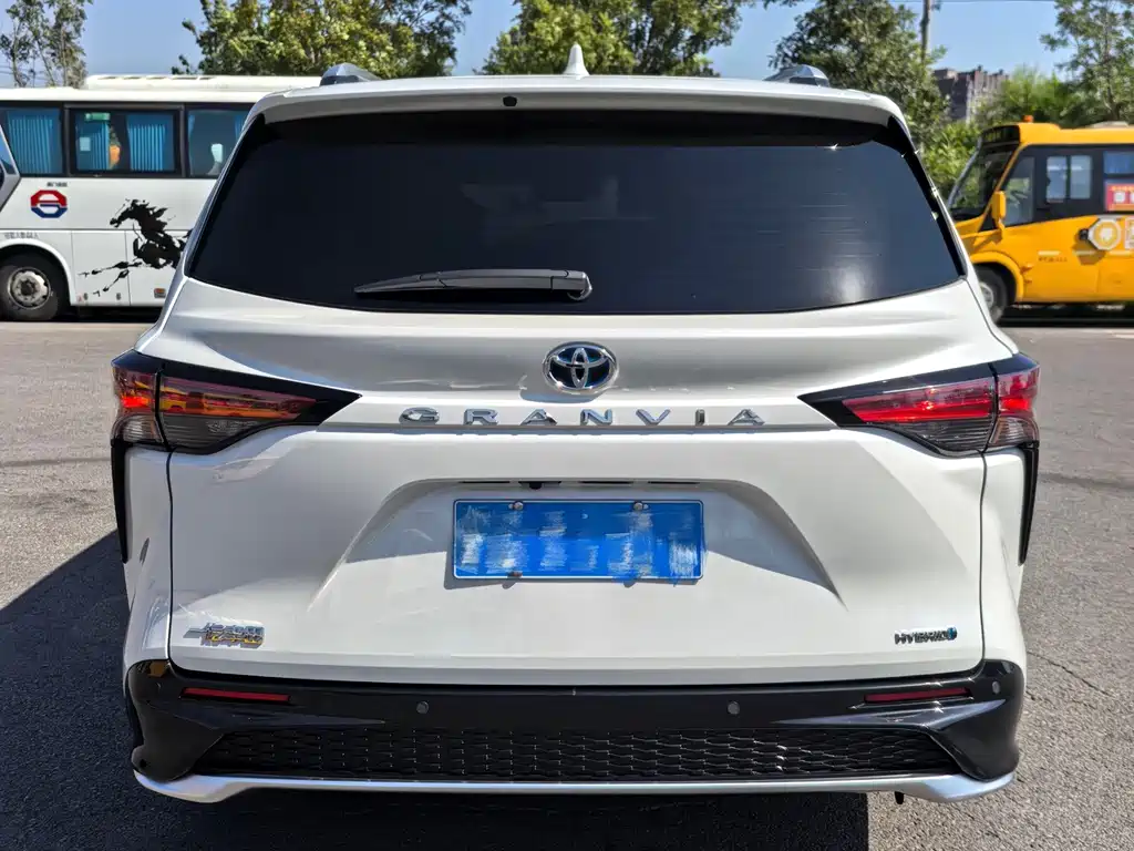 Toyota Granvia — миниатюра 15