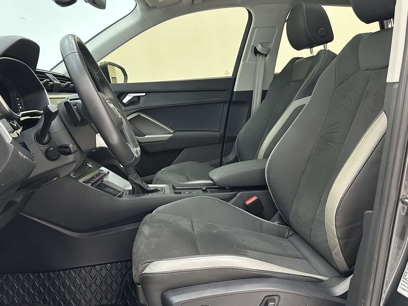 Audi Q3 1.4 л 2022 г. Серебристо-серый, пробег 30000 км
