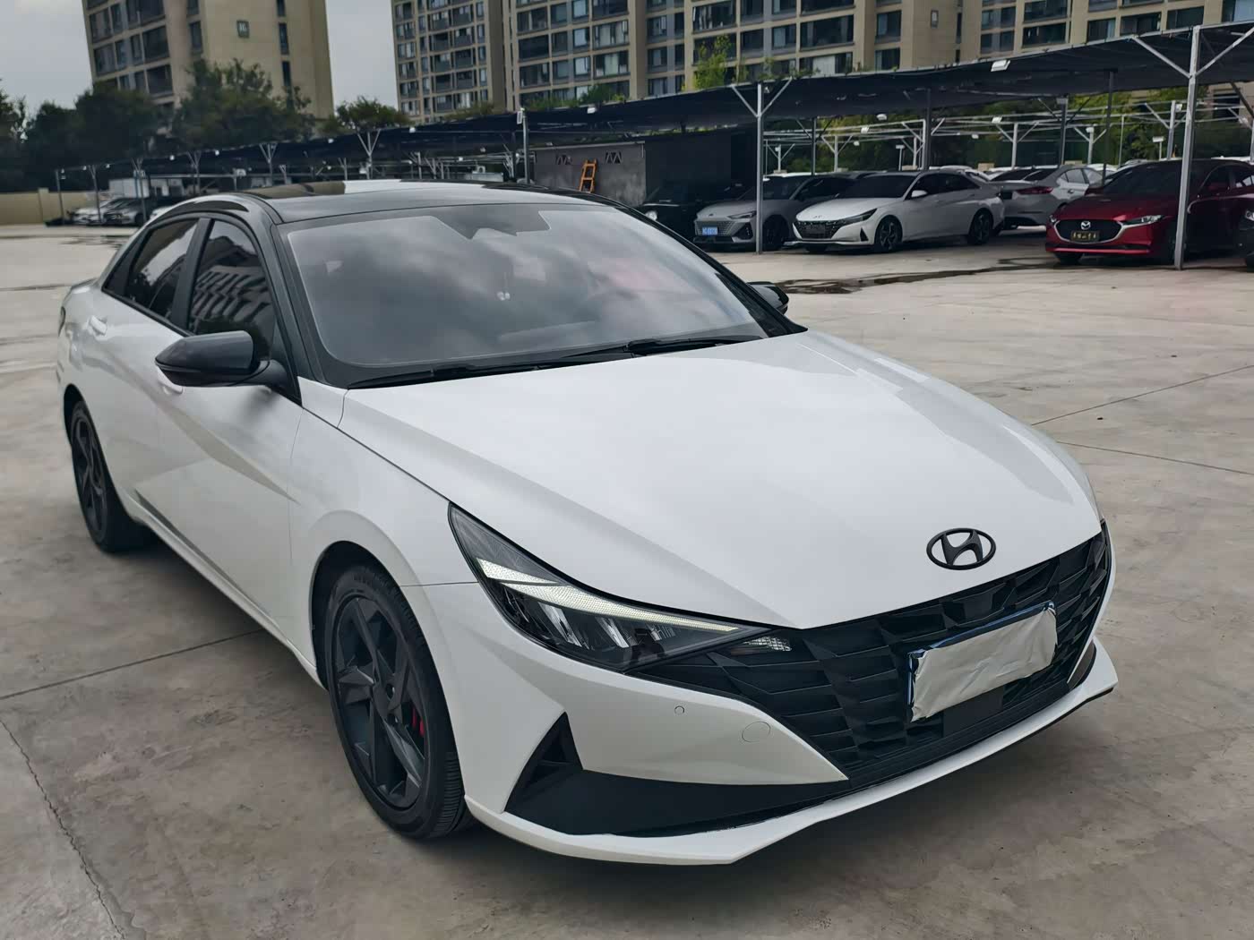 Hyundai Elantra 1.5 л 2023 г. Белый, пробег 35000 км