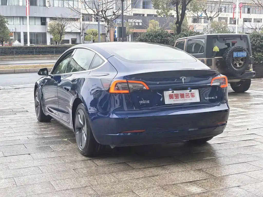 TESLA MODEL 3