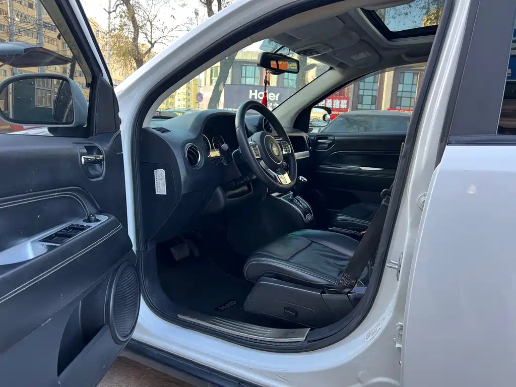 Jeep Compass (Import) — миниатюра 7