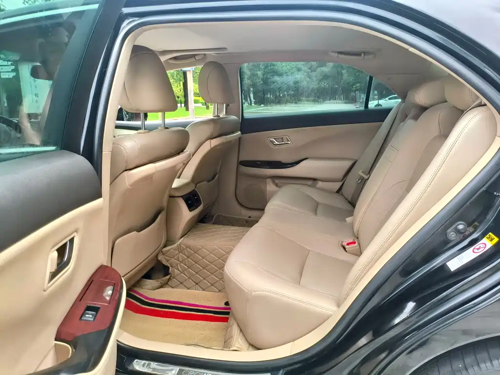 Toyota Crown — миниатюра 11
