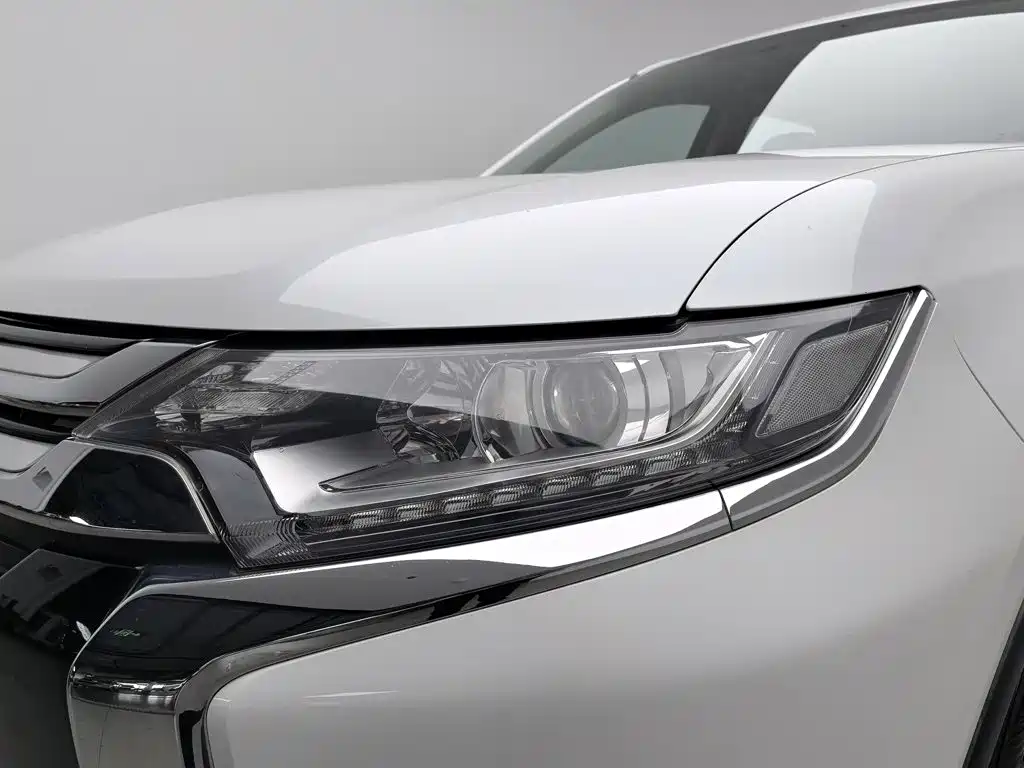 Mitsubishi Outlander — миниатюра 7