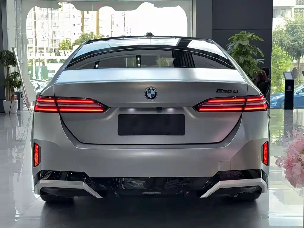 BMW 5 Series — миниатюра 9